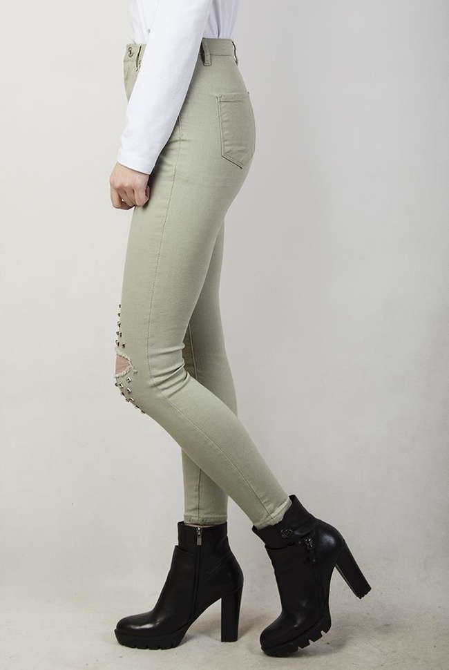 Jasnozielone spodnie skinny jeans z ćwiekami i dziurami