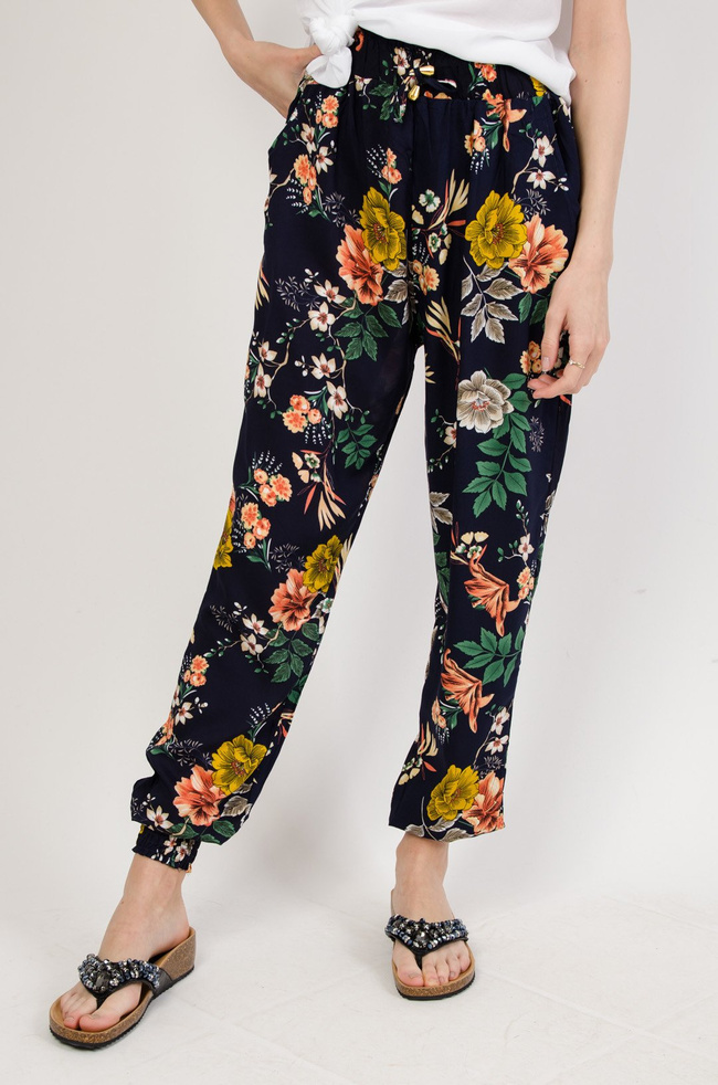 Granatowe alladynki w kwiaty