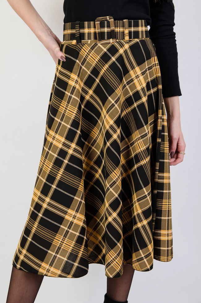 Żółta rozkloszowana spódnica w kratę z paskiem