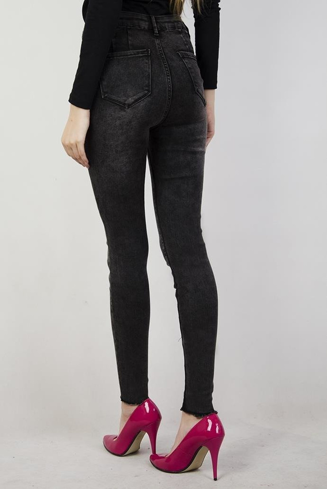 Czarne spodnie z poszarpanymi nogawkami