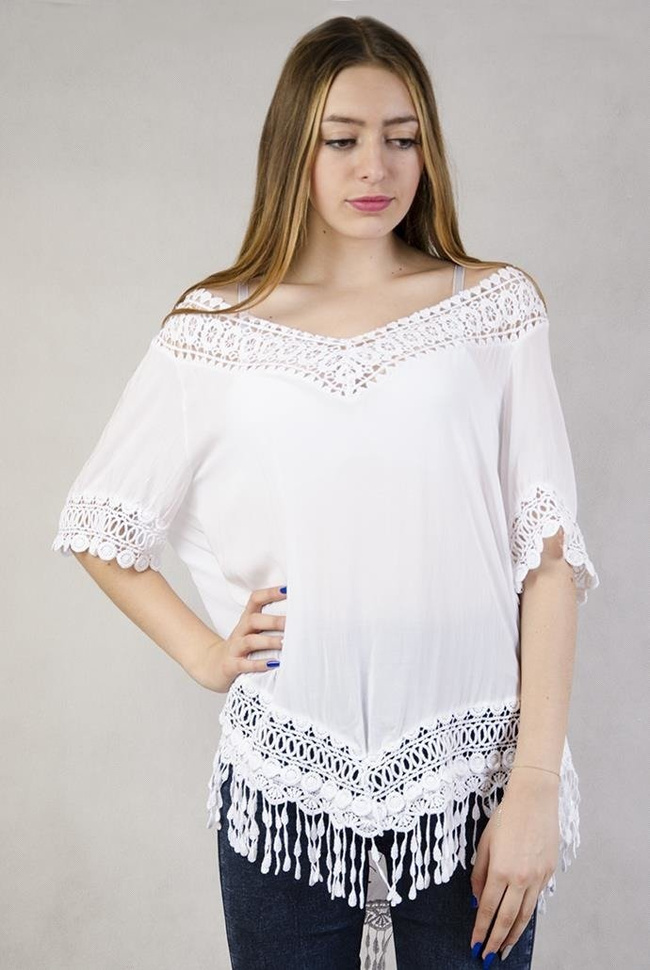 Biała, asymetryczna bluzka z ażurowymi zdobieniami i frędzelkami