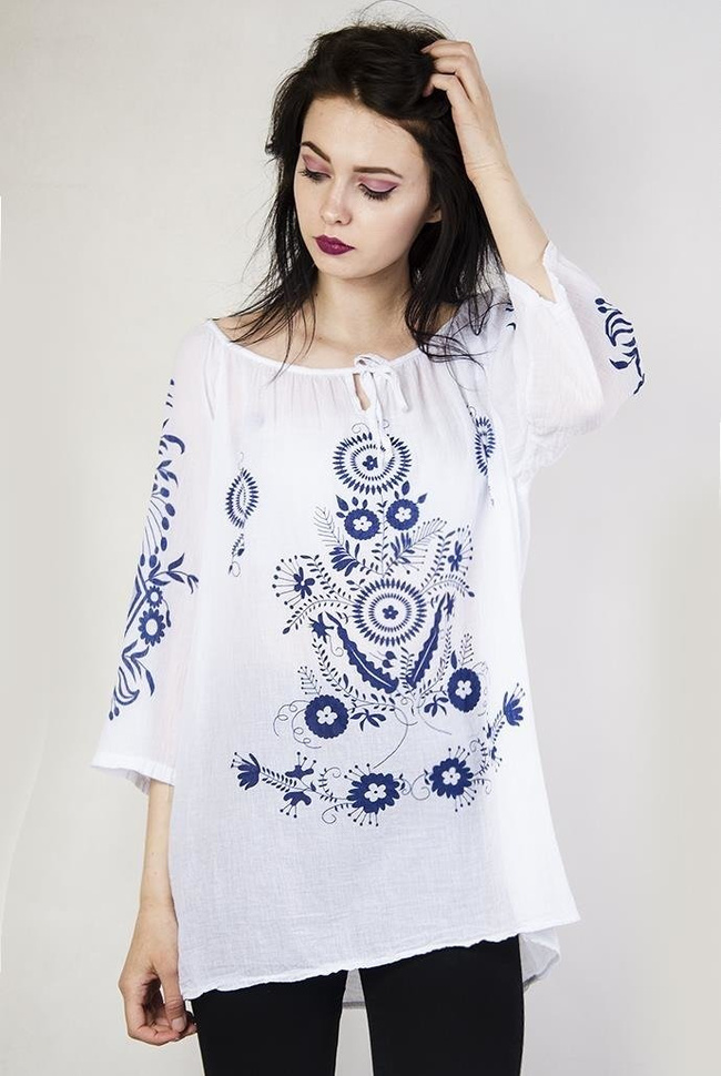 Biała bluzka w niebieskie wzory, z wiązaniem w dekolcie