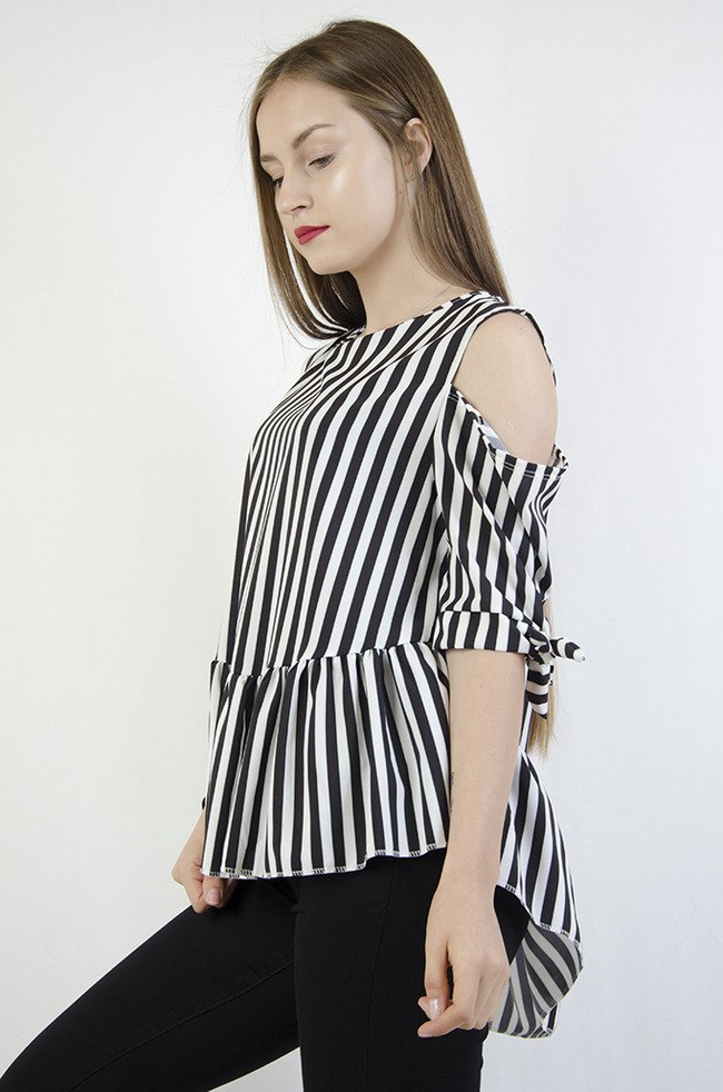Biało czarna bluzka w paski z odkrytymi ramionami