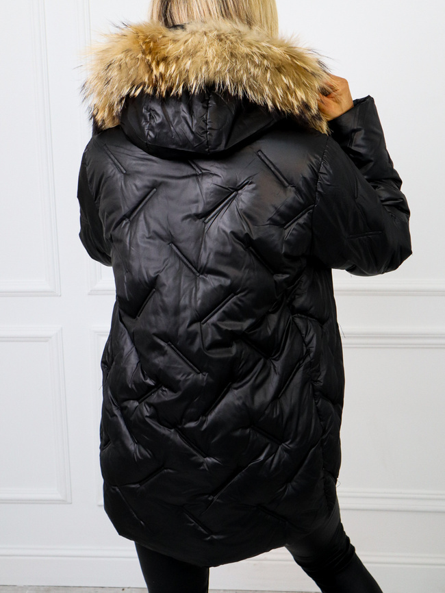 KURTKA PIKOWANA Z FUTERKIEM I OZDOBNYM BRELOKIEM-CZARNA