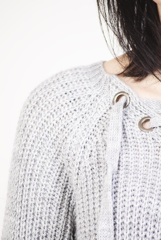 Szary sweter z wiązaniem w dekolcie