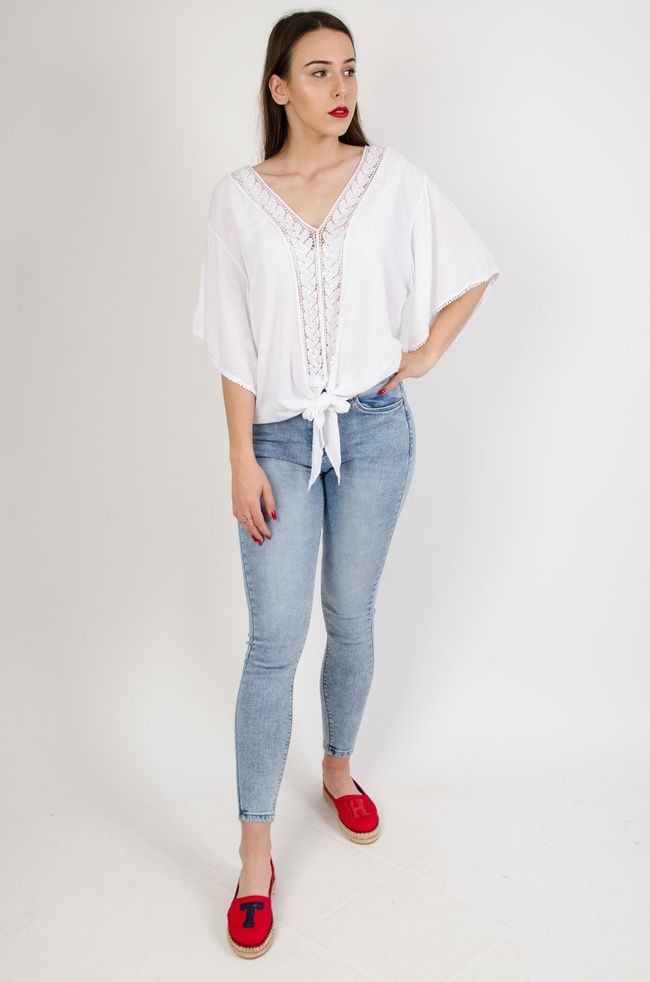 Biała bluzka z szerokimi rękawami wiązana na przodzie