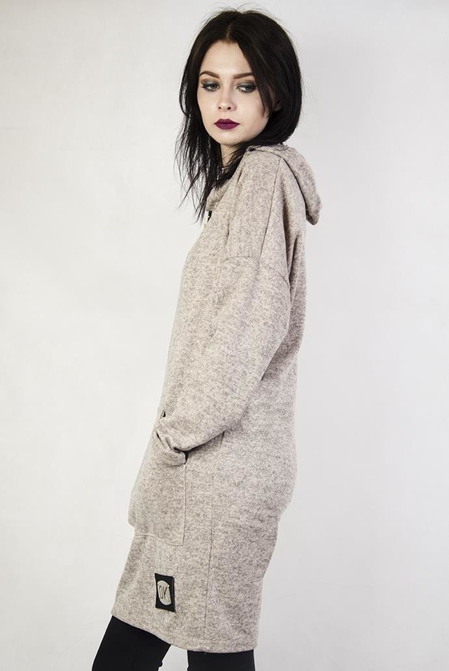 Beżowa bluzka typu kangurka, z zamkiem w dekolcie