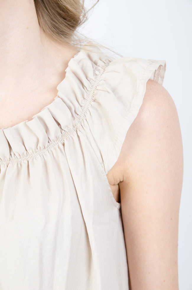 BEŻOWA ZWIEWNA SUKIENKA Z HISZPAŃSKIM DEKOLTEM