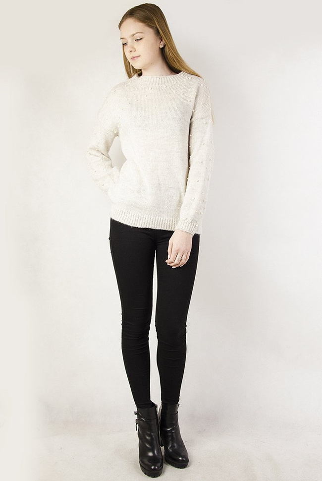 Beżowy sweter z perełkami