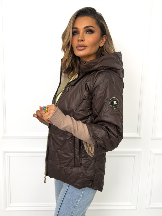 KURTKA PRZEJŚCIOWA Z KAPTUREM I DŁUŻSZYM ŚCIĄGACZEM PRZY RĘKAWIE- CZEKOLADOWA