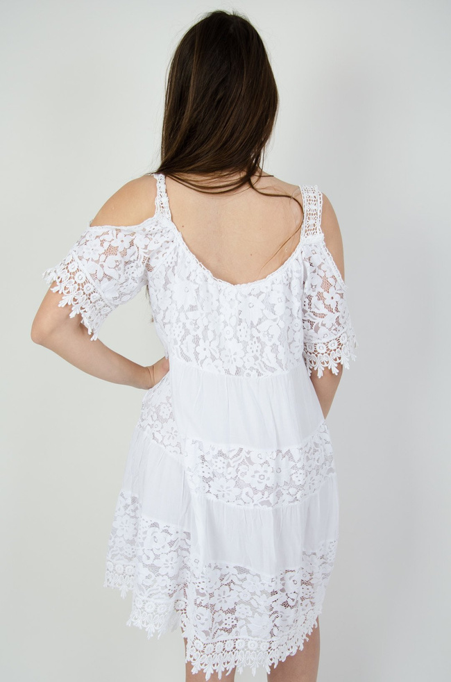 Biała ażurowa sukienka z odkrytymi ramionami 