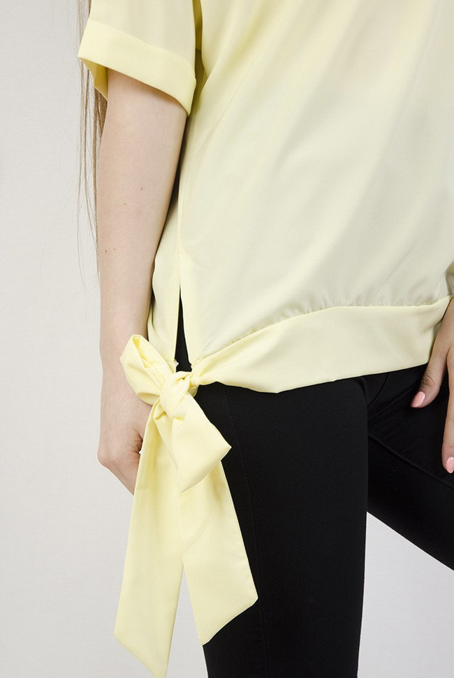 Żółta gładka bluzka z kokardą