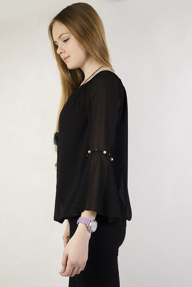 Czarna zwiewna bluzka z rozszerzonymi rękawami oraz perełkami