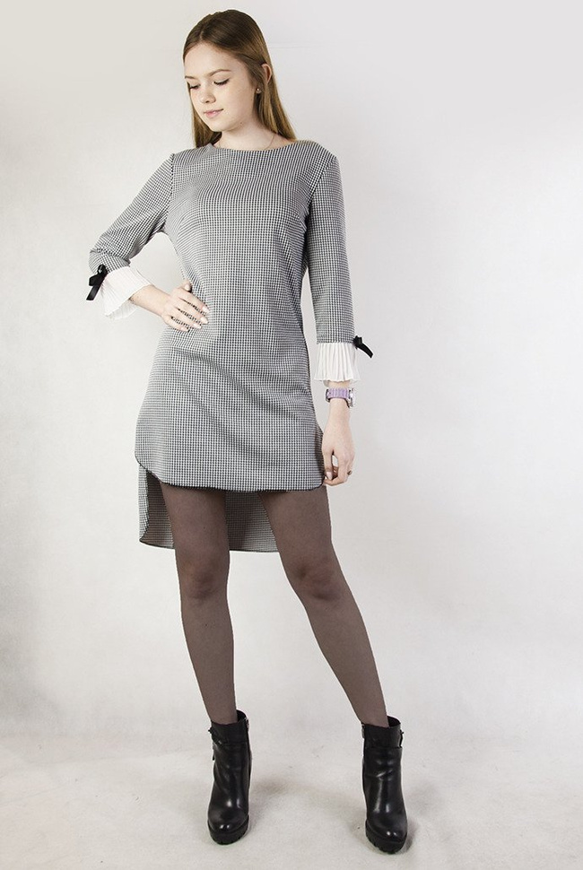 Asymetryczna sukienka w pepitkę z plisowaniem przy rękawie.