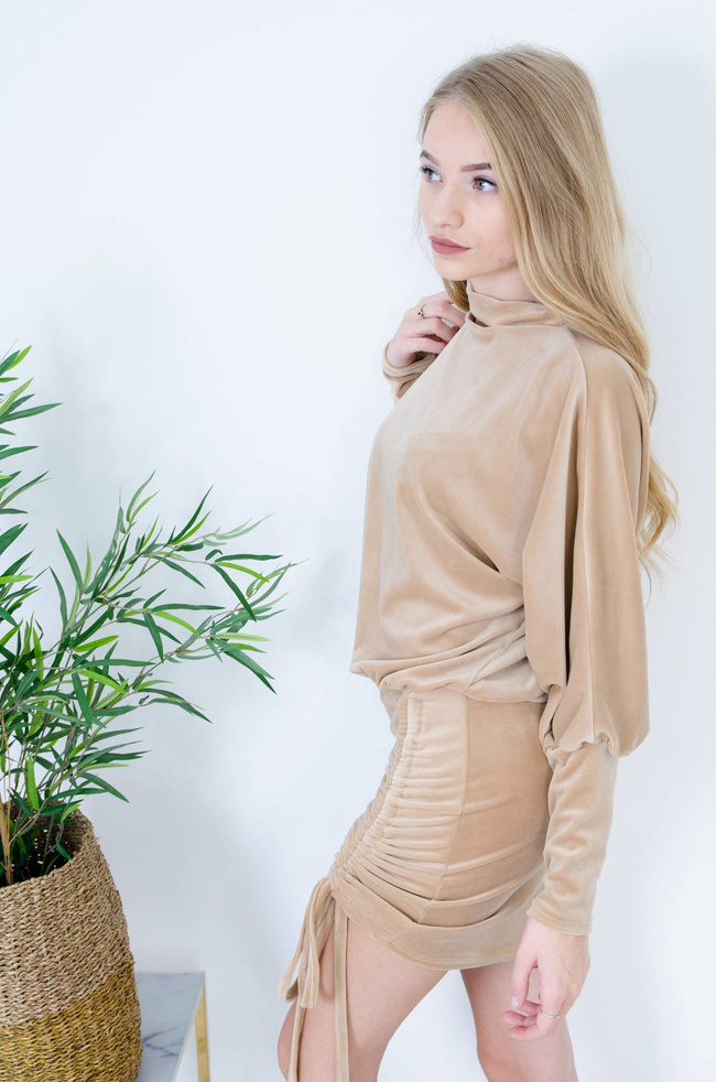 BEŻOWA WELUROWA SUKIENKA Z DOPASOWANYM DOŁEM