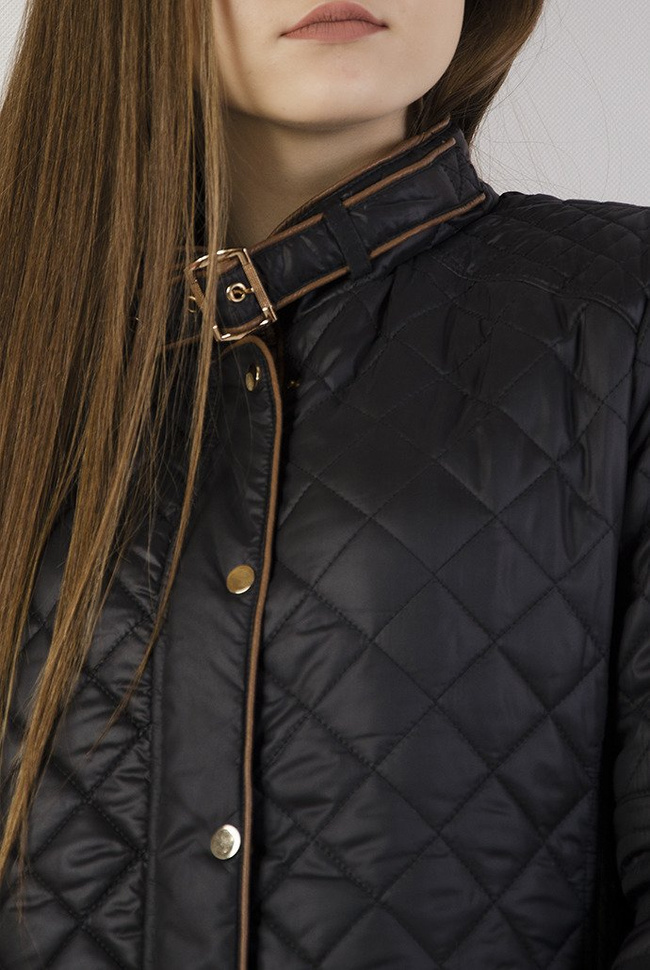 Czarna pikowana kurtka z brązowymi wykończeniami