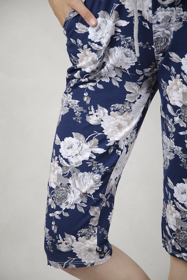 Granatowe spodnie 7/8 w jasne kwiaty