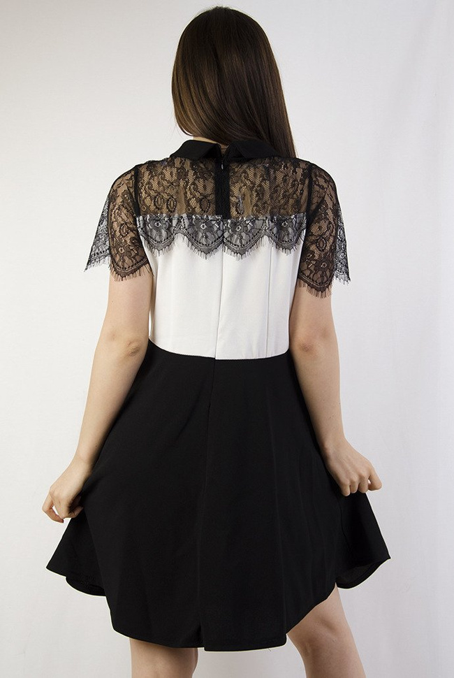 Biało czarna rozkloszowana sukienka z kołnierzem 