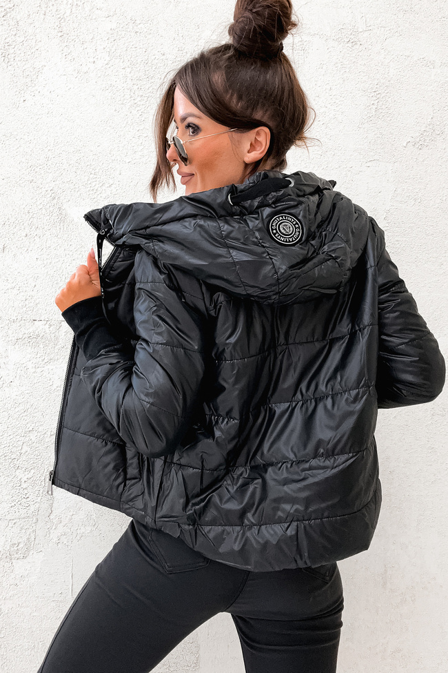 CZARNA ASYMETRYCZNA KURTKA Z OZDOBNYMI WSTĄŻKAMI