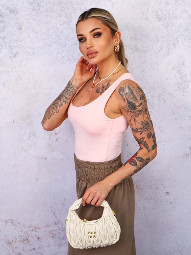 MODELUJĄCY DOPASOWANY TOP NA RAMIĄCZKACH- JASNORÓŻOWY