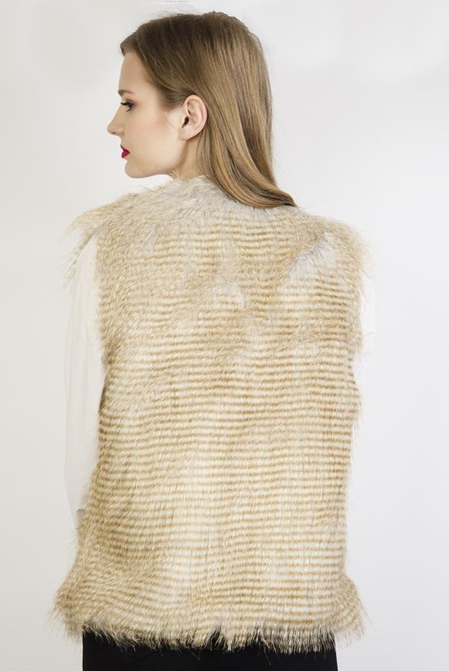 Beżowa, włochata kamizelka