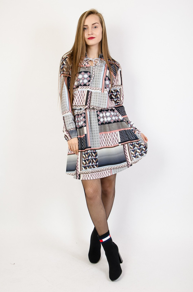 Wzorzysta sukienka z gumką w pasie oraz wiązaniem w dekolcie