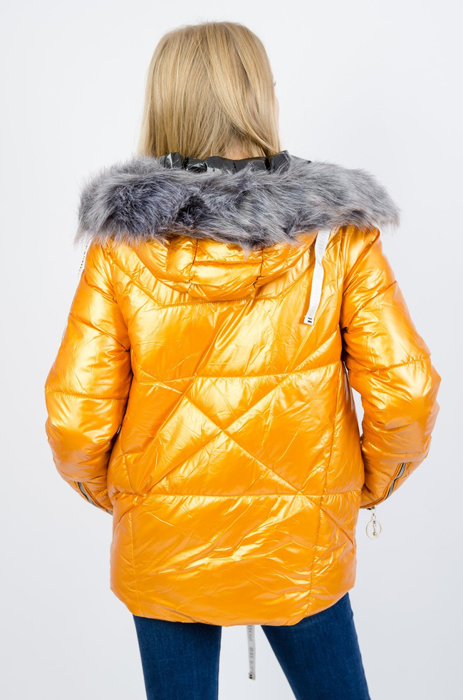 Żółta błyszcząca kurtka z futerkiem przy kapturze