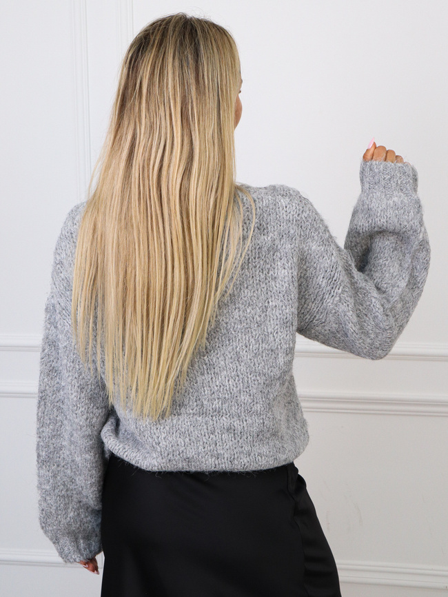 SWETER ONE SIZE Z OZDOBNĄ MIENIACĄ SIĘ APLIKACJĄ-SZARY