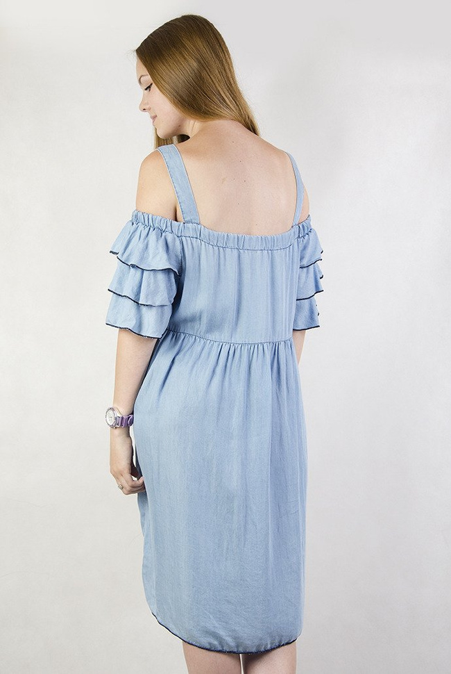 Jasnoniebieska sukienka z falbanami, na ramiączka