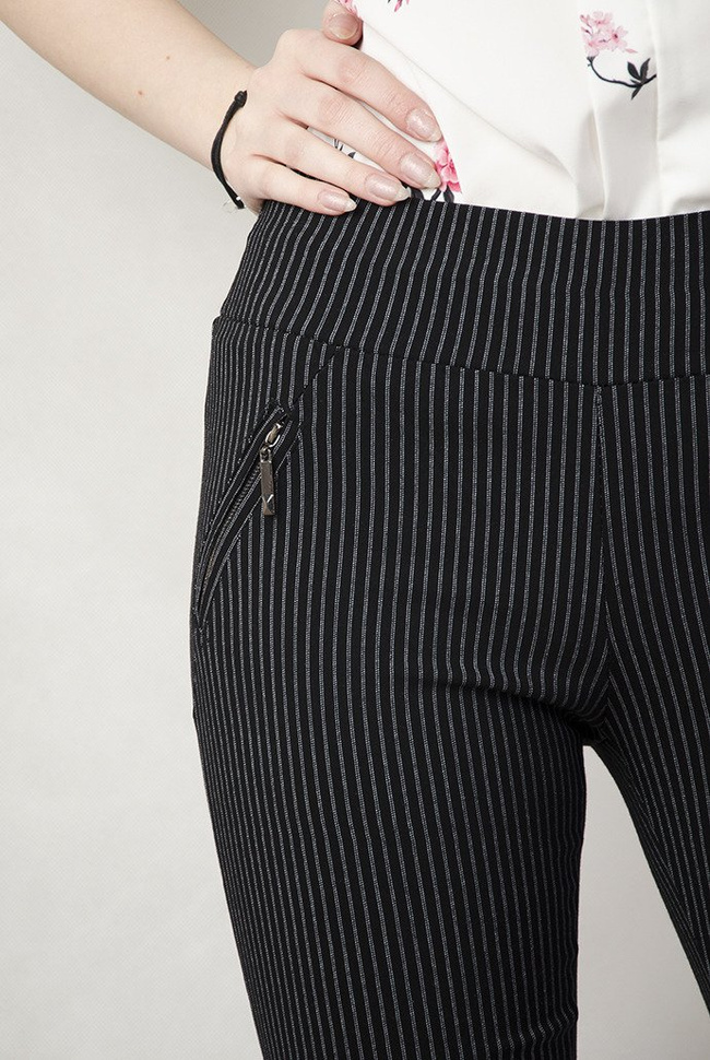 Czarne spodnie w białe paski