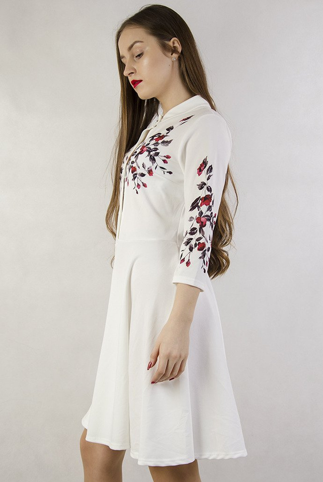 Biała sukienka z kwiatami