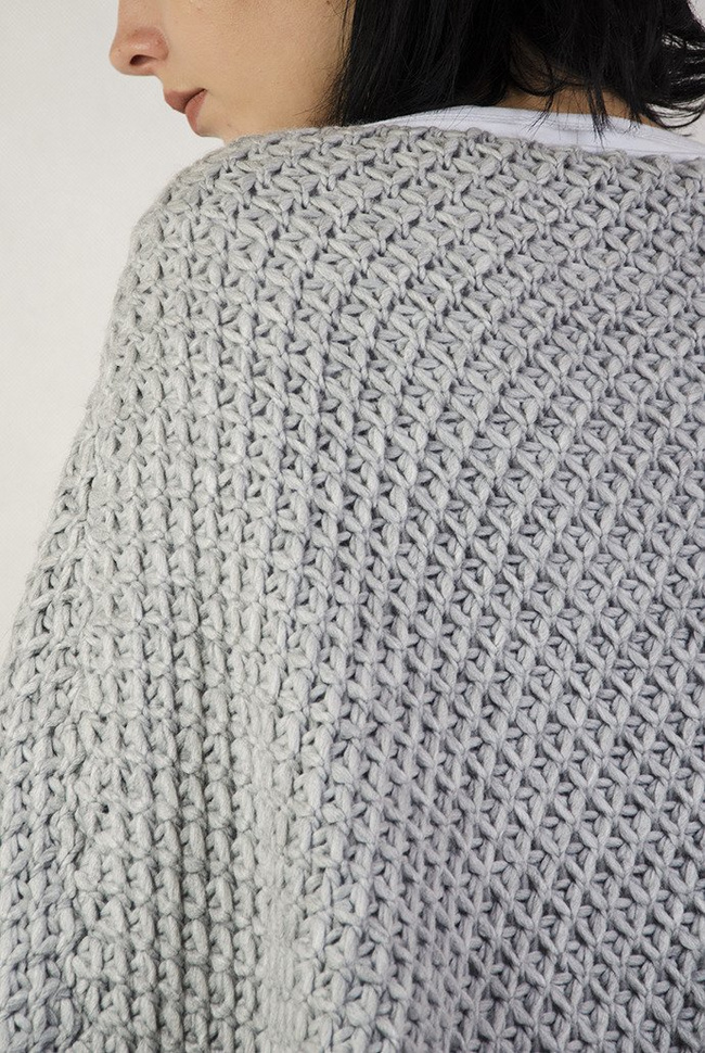 Szare sweterkowe ponczo