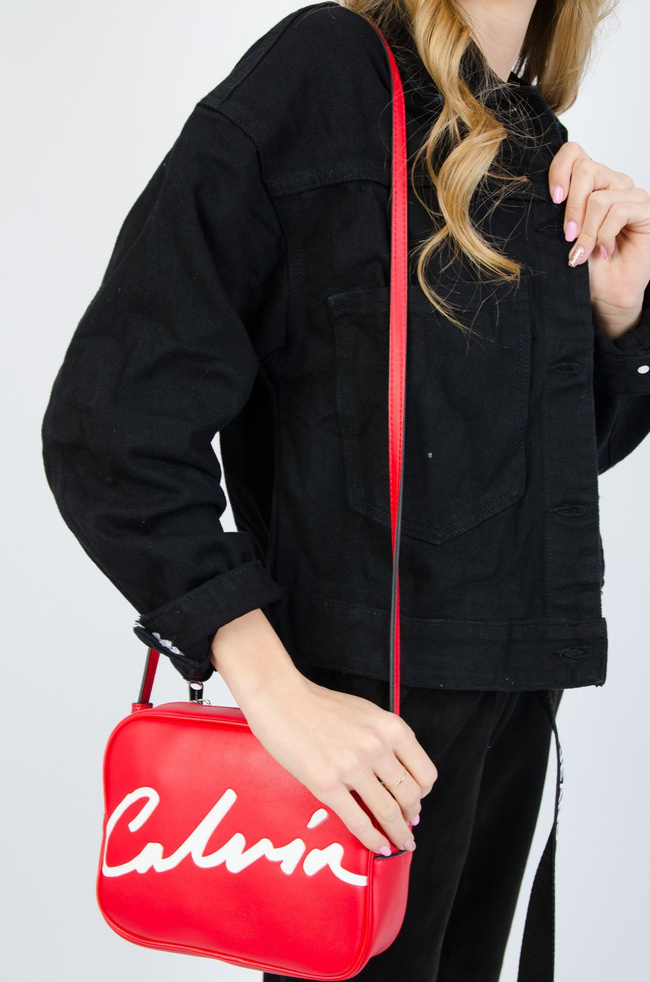 CZARNA KURTKA Z KIESZENIAMI