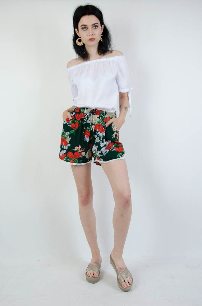 Zielone zwiewne spodenki w kwiaty