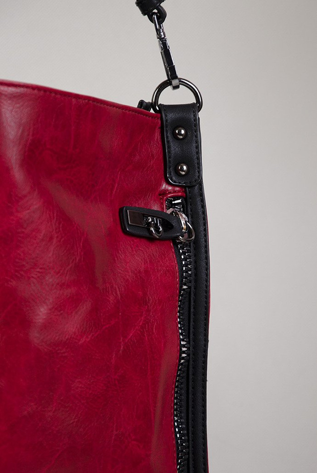 Duża czerwona torebka z ozdobnym zamkiem z boku