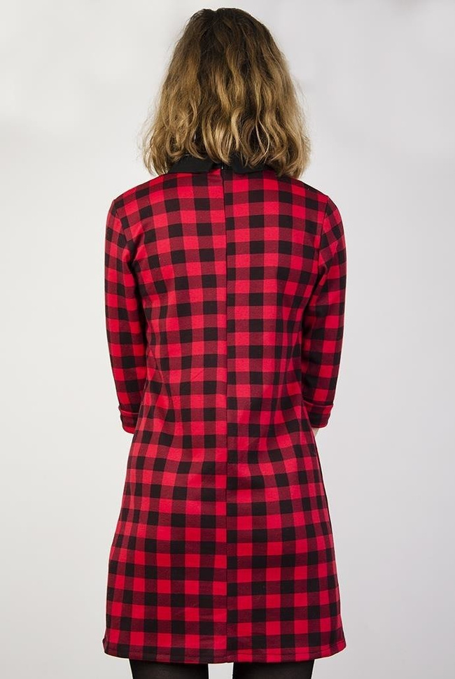 Sukienka w kratę z czarnym kołnierzykiem