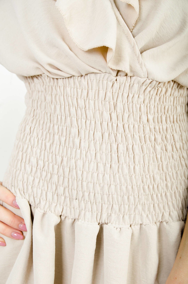 BEŻOWA SUKIENKA Z FALBANAMI I SZEROKIM ŚCIĄGACZEM W PASIE