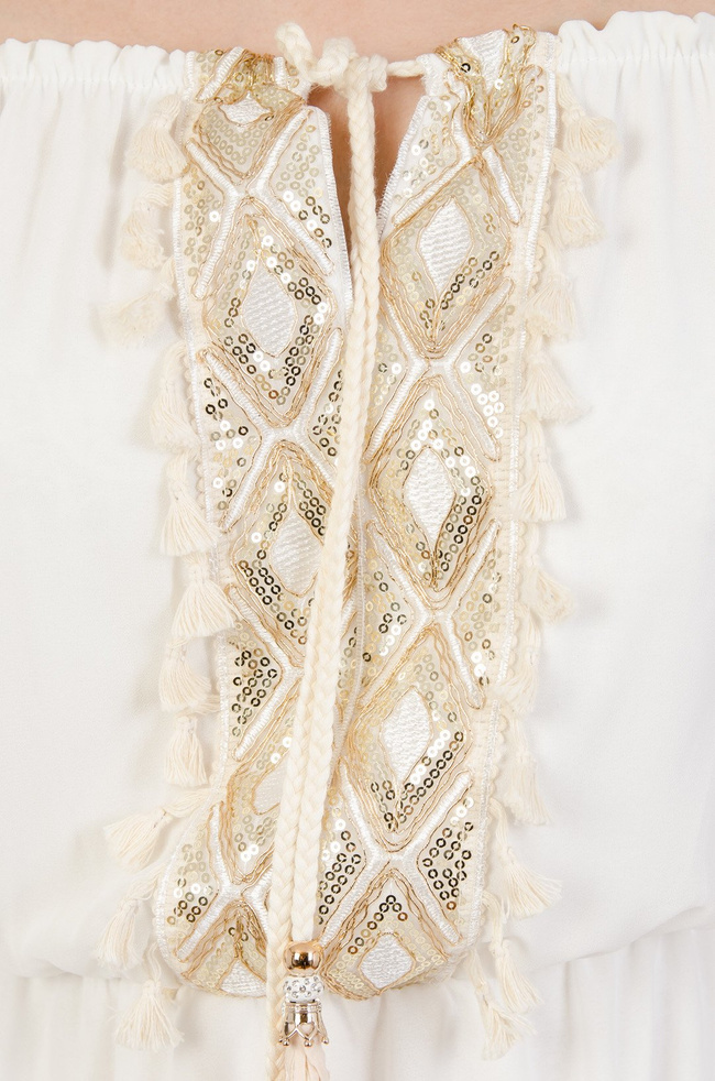 Biała szyfonowa sukienka z wiązaniem i złotymi cekinami na przodzie