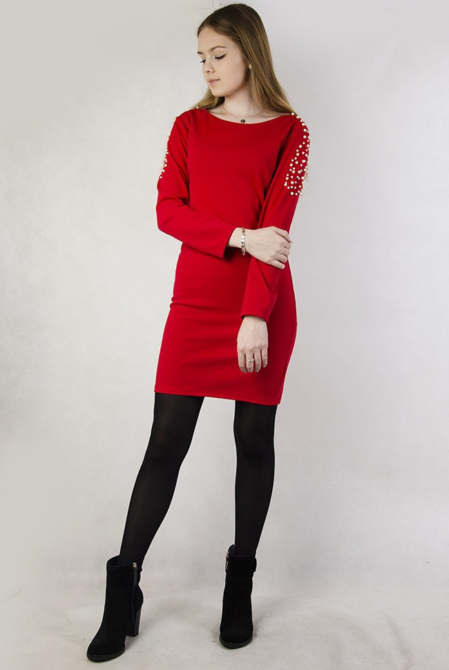 Czerwona dopasowana sukienka z perełkami na ramionach