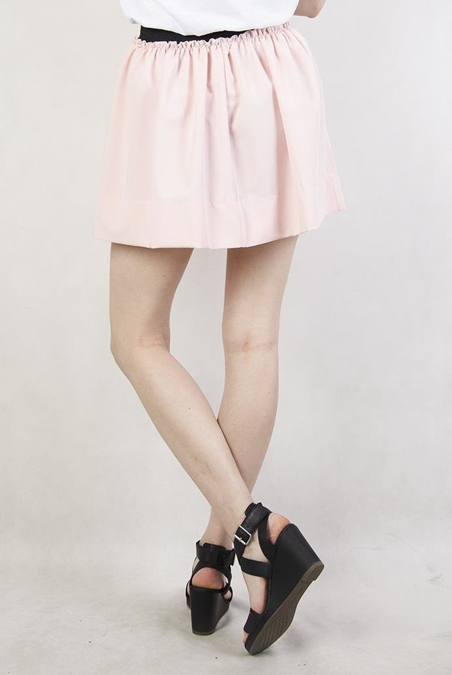 Jasnoróżowa rozkloszowana spódniczka z gumą w pasie