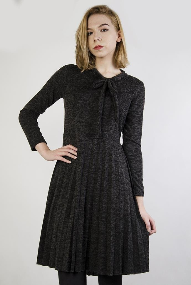 Ciemnoszara sukienka z wiązaną kokardą przy szyi