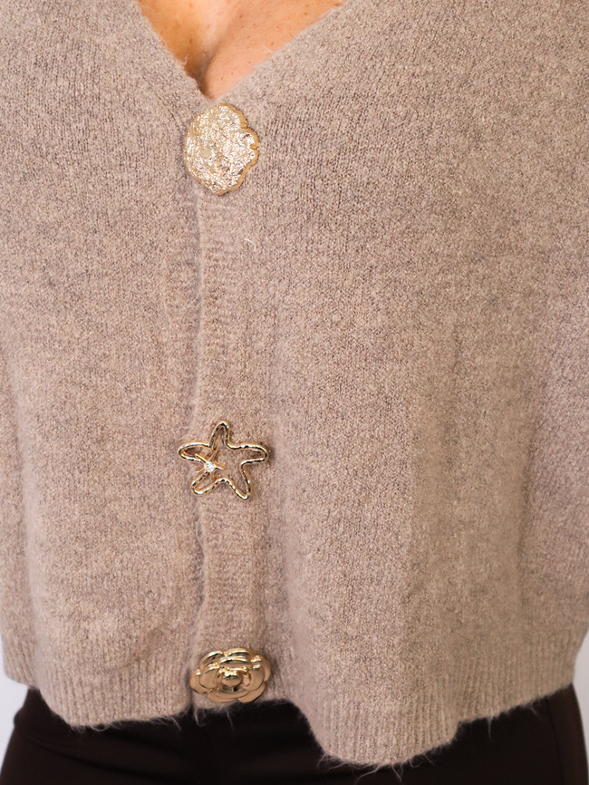SWETER ZAPINANY NA ZŁOTE BROSZKI- JASNOBRĄZOWY