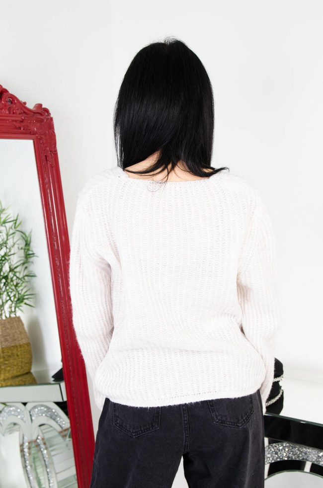 BEŻOWY SWETER Z DEKOLTEM W SZPIC