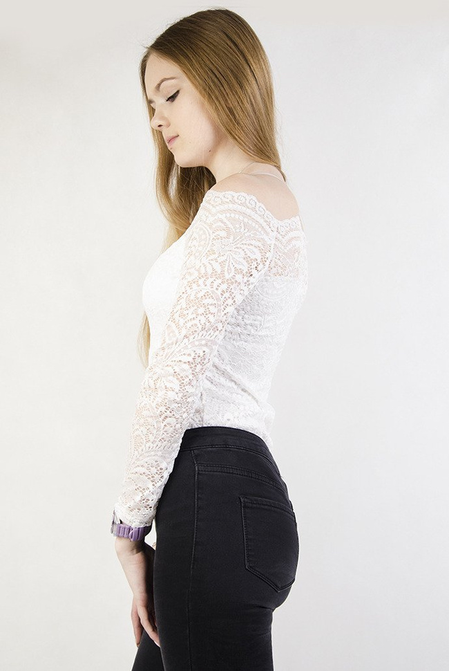 Białe koronkowe body