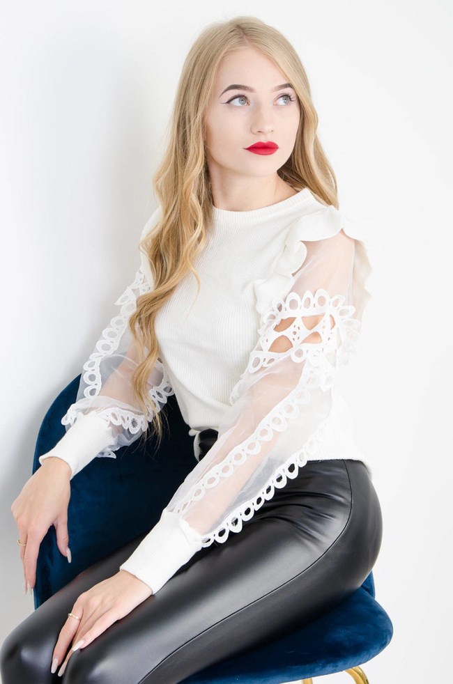 BIAŁA PRĄŻKOWANA BLUZKA Z OZDOBNYMI RĘKAWAMI