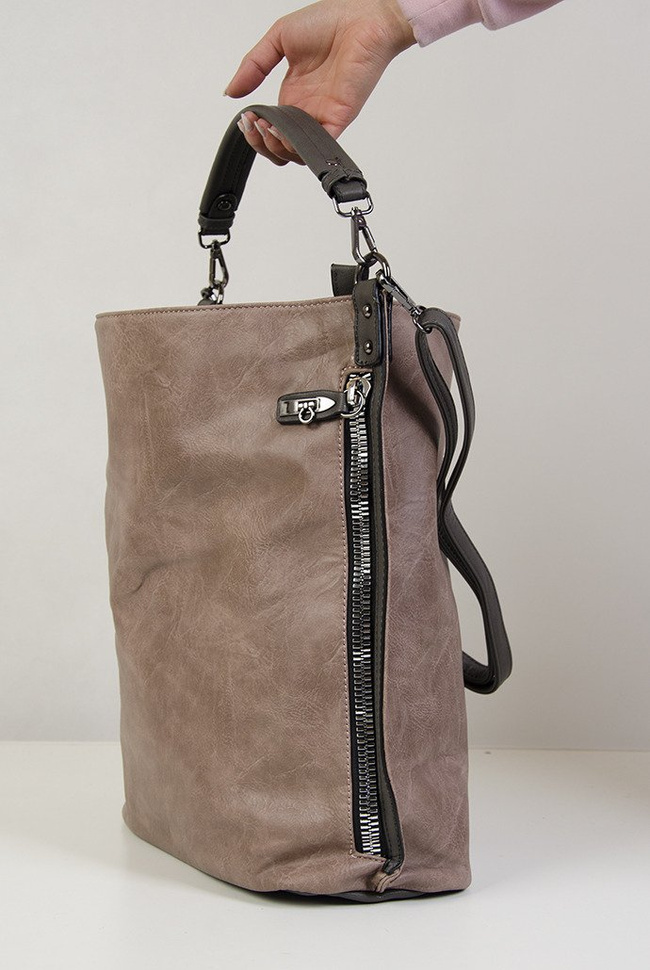 Duża beżowa torebka z ozdobnym zamkiem z boku