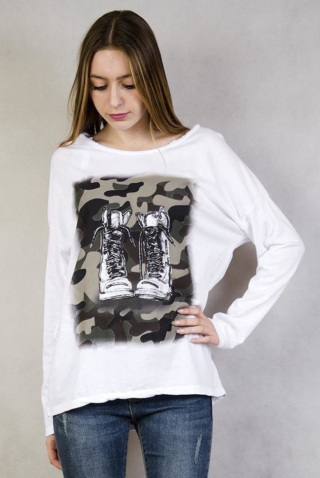 Biała bluzka z wzorem moro i butami w stylu militarnym