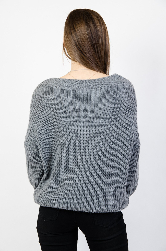 Szary sweter z szerokimi rękawami oraz doszytymi perełkami