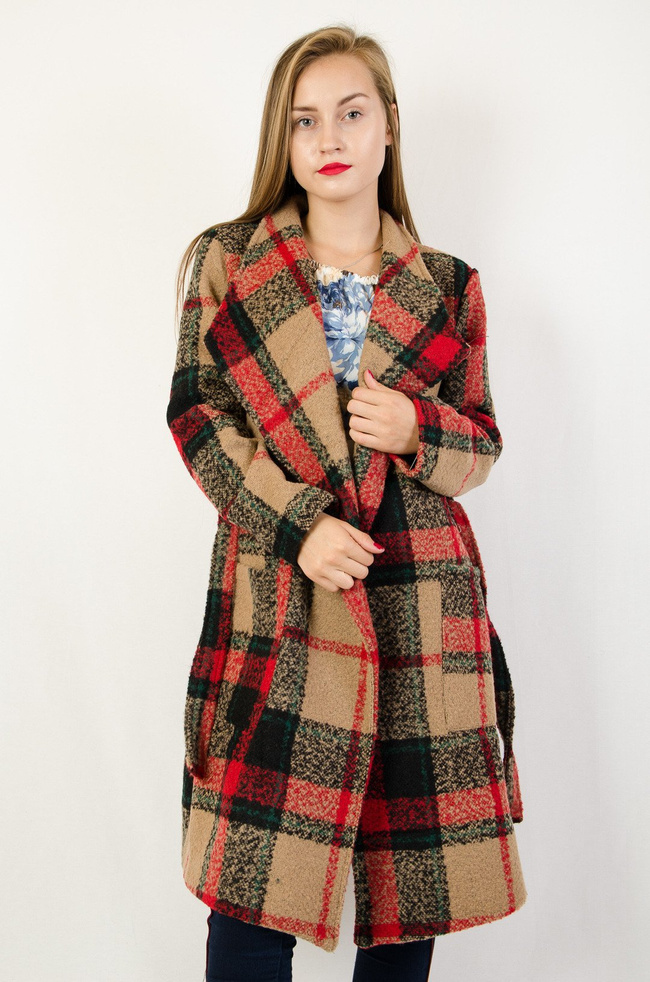 Beżowy płaszcz w kratę z wiązaniem w pasie