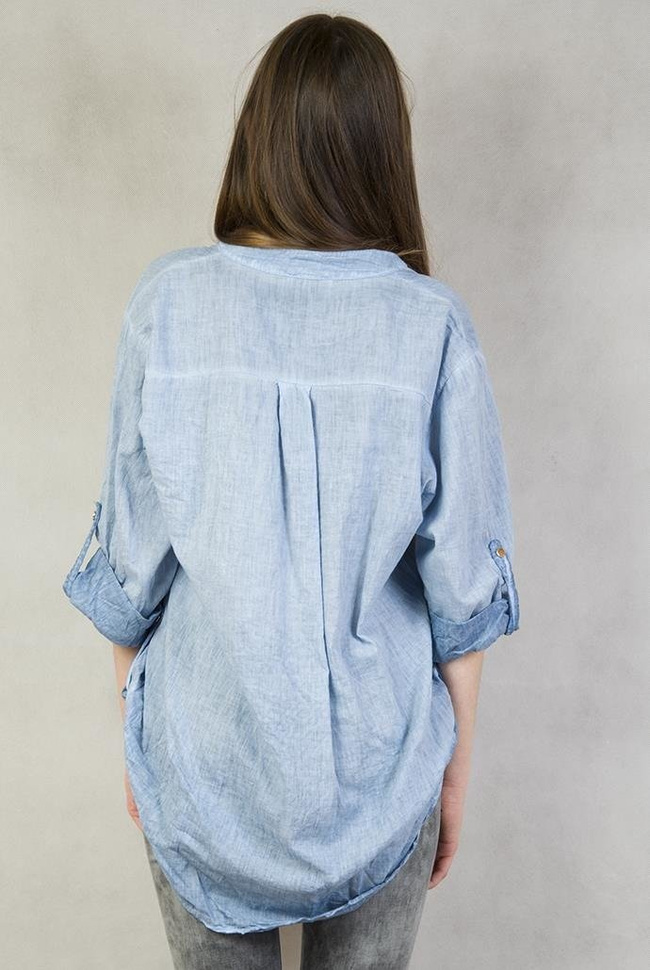 Jasnoniebieska koszula po bokach ze stójką